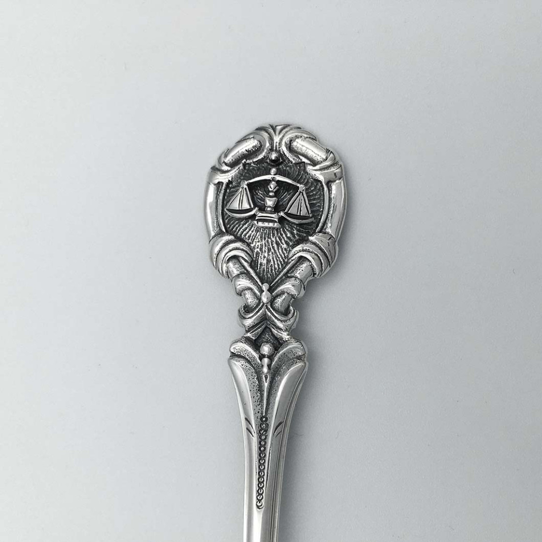 Чайная серебряная ложка «Весы» (8100099V)